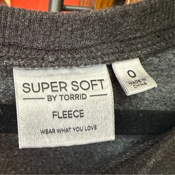 TORRID EUC Mushroom Classic Fit Fleece Long Sleeve Sweatshirt 25” p2p, sz 0/12W - Picture 6 of 8